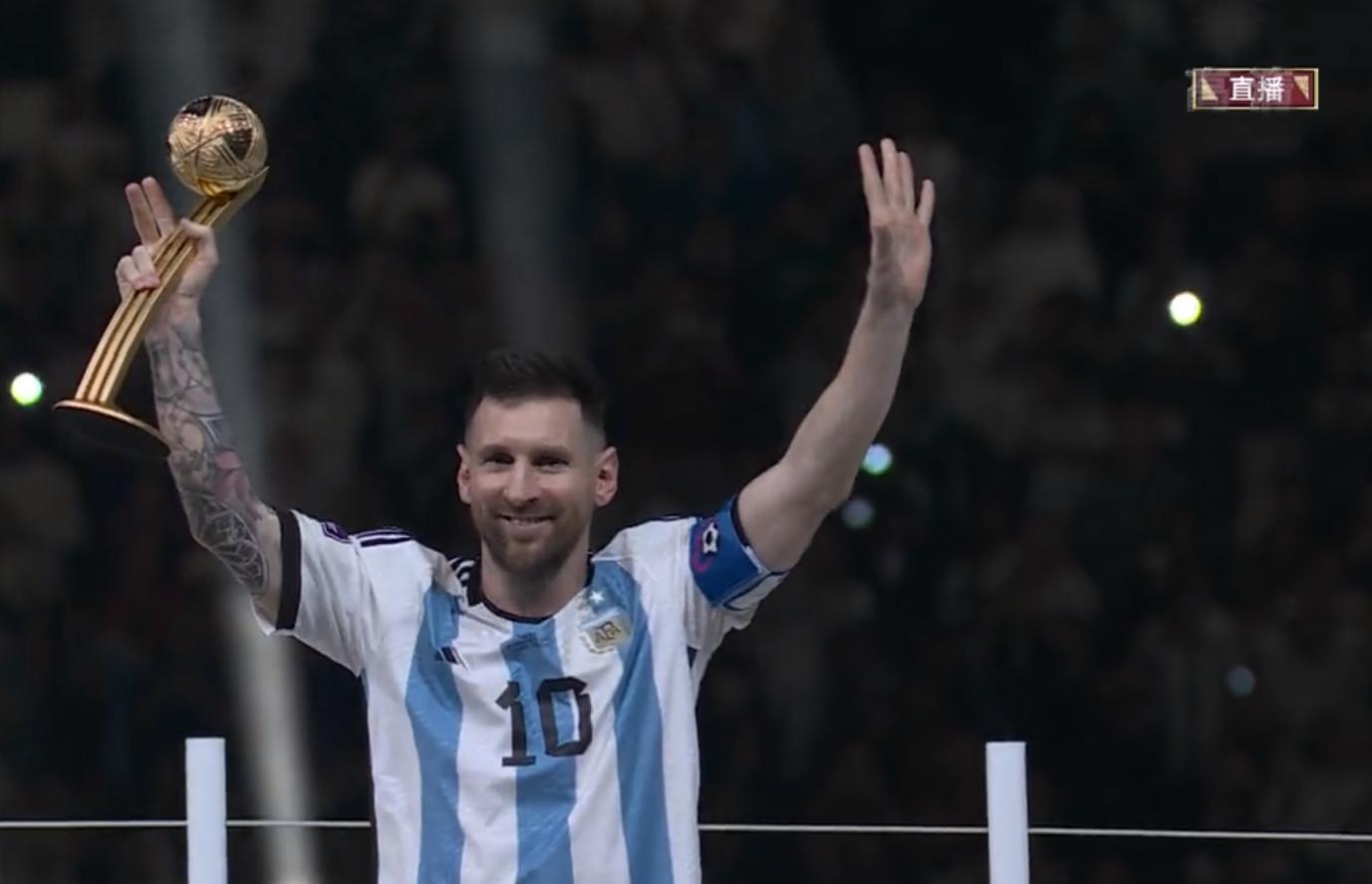 梅西美洲杯夺冠亲吻奖杯,梅西得奖后亲吻大力神杯