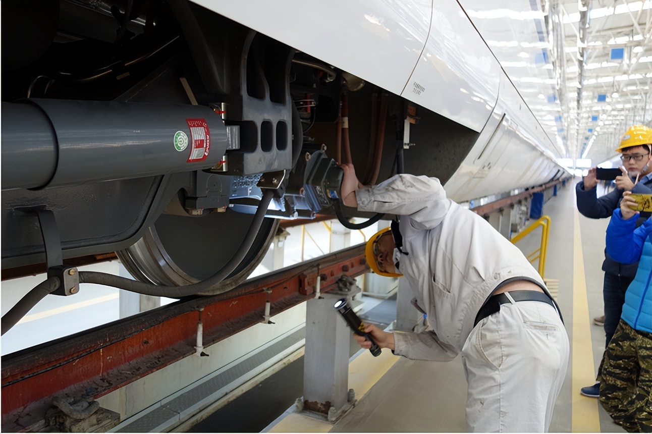 为什么高铁不可以在夜间运行,为啥开通了夜间高铁