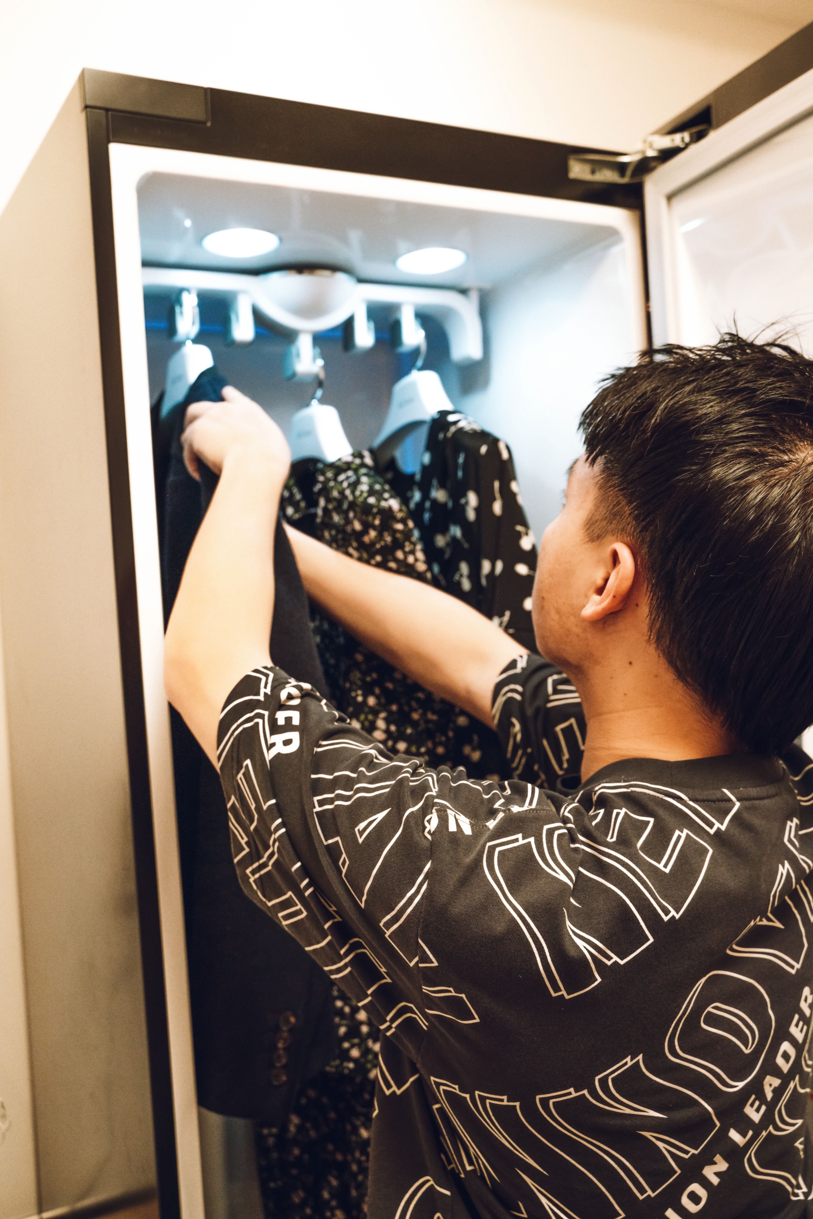 天骏智能衣物护理机使用视频,智能小型衣物护理机