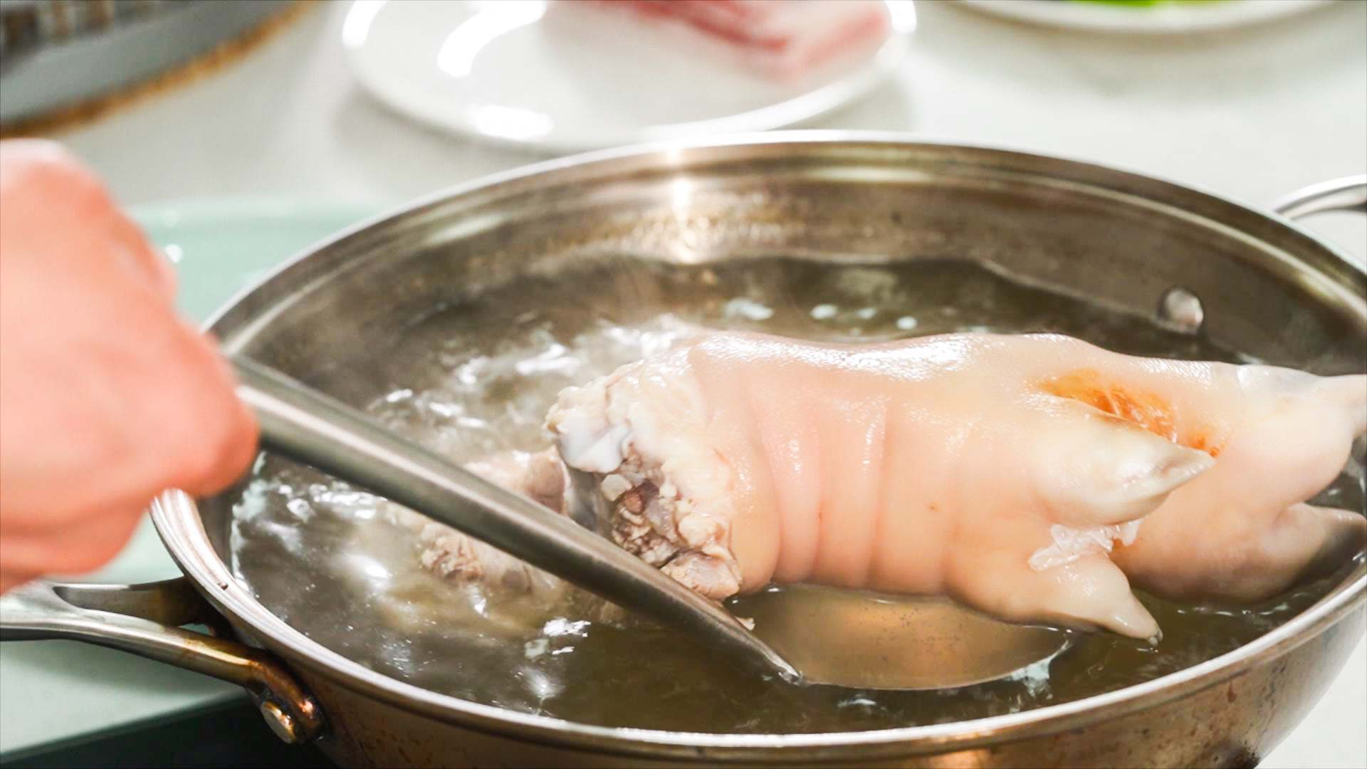 卤猪蹄怎么做才q弹劲道好吃,怎样卤猪蹄又香又软糯