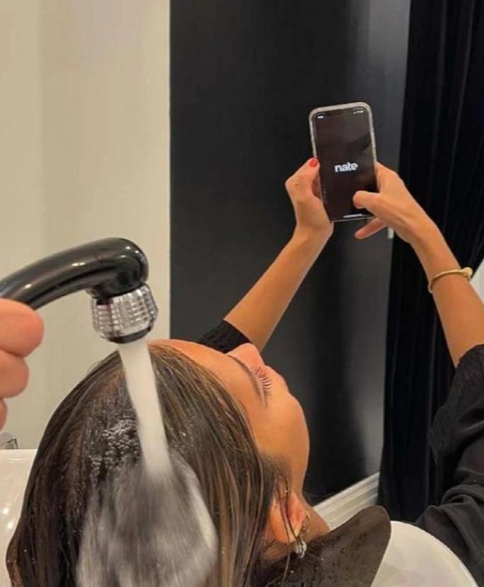 女子打工省吃俭用,啃老买奢侈品