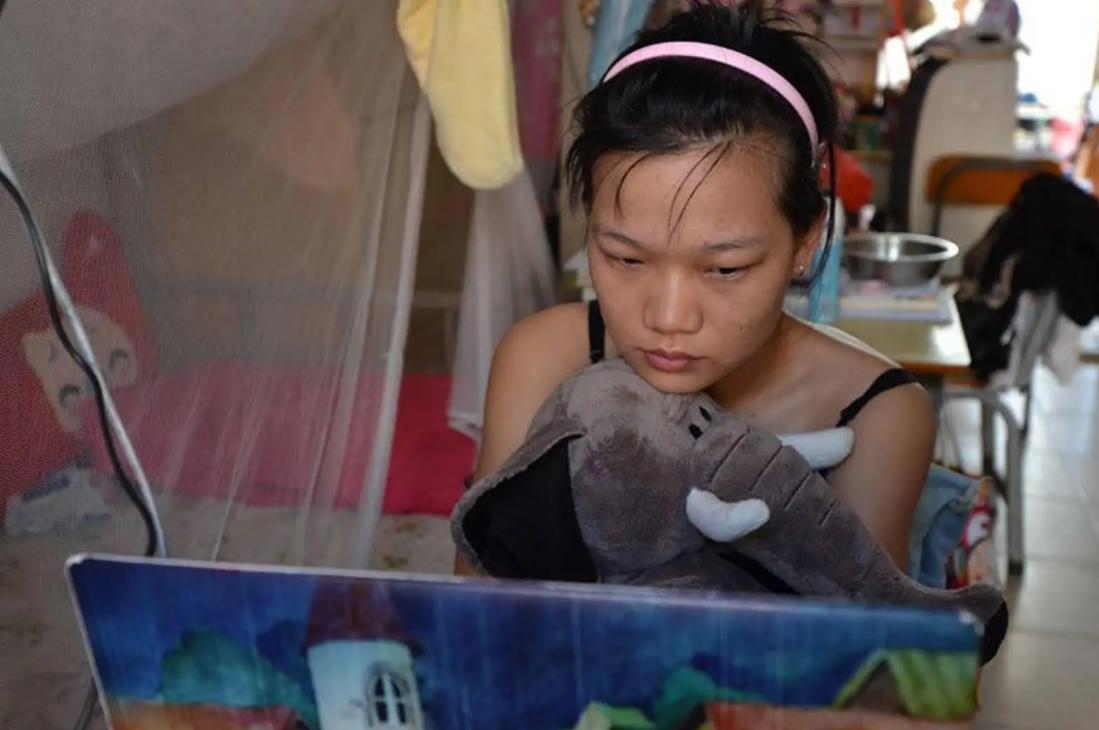 大学女生将用过的卫生巾贴满床，气味很“上头”，室友却忍气吞声