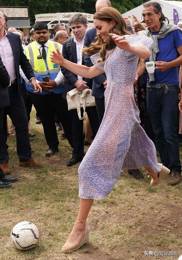凯特王妃穿碎花裙美,凯特王妃足球视频