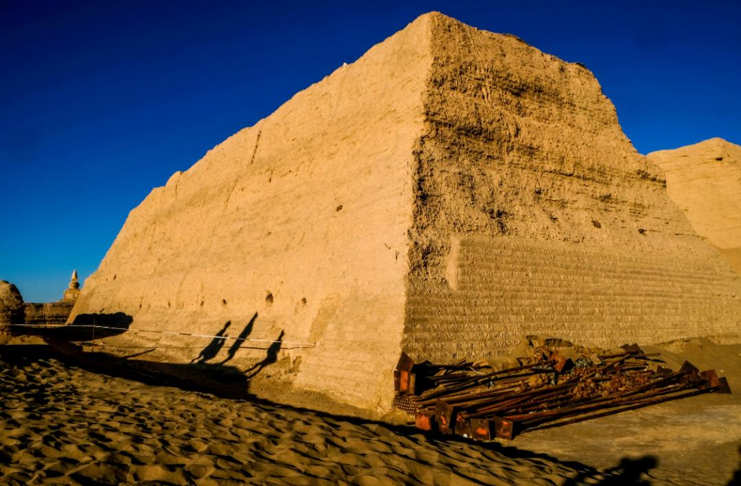额济纳胡杨林沙漠王国,初夏的内蒙古额济纳大漠胡杨