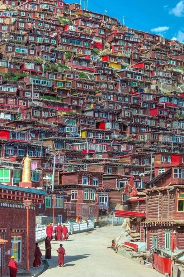 38张照片看世界：黎巴嫩被毁坏的港口，山洞球场