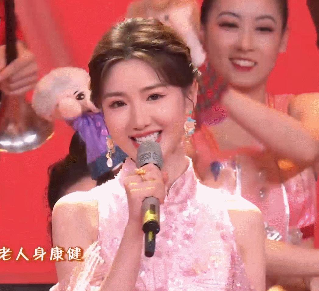 毛晓彤的旗袍造型,毛晓彤旗袍青春环游记