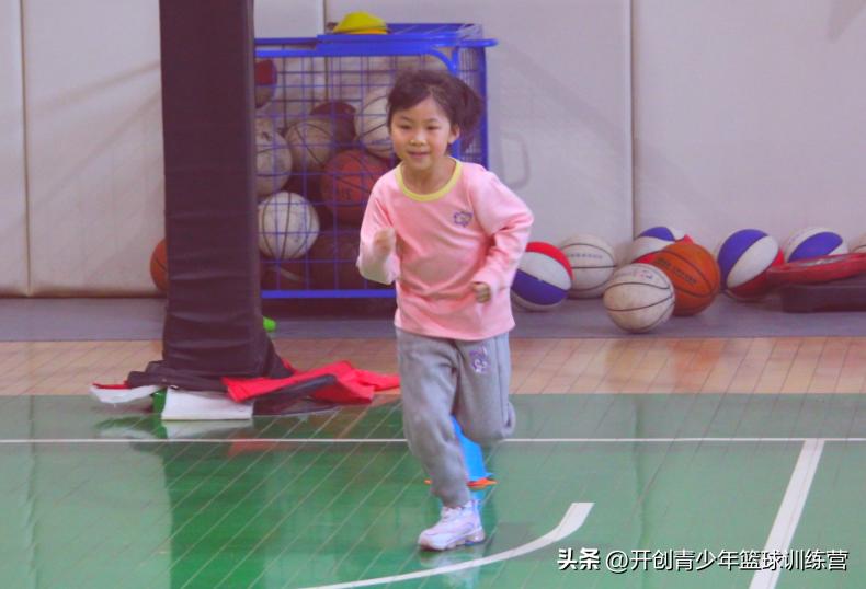 巾帼不让须眉谁说女子不如男动漫,对篮球运动的热爱之情