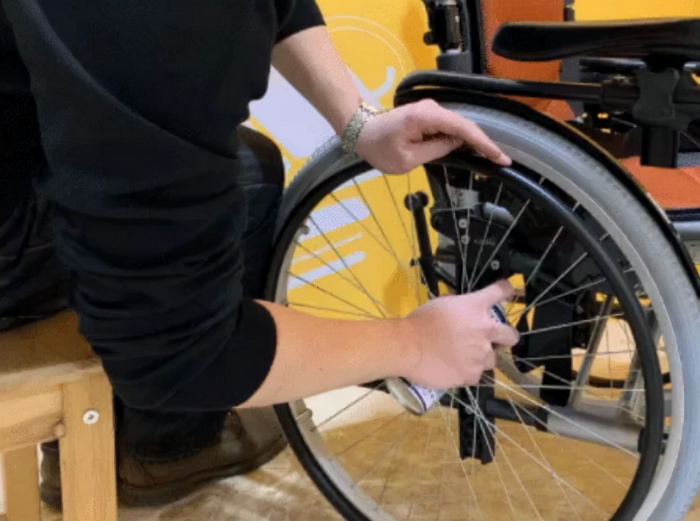 老年人专用轮椅怎么挑选,如何给老人挑选手动轮椅