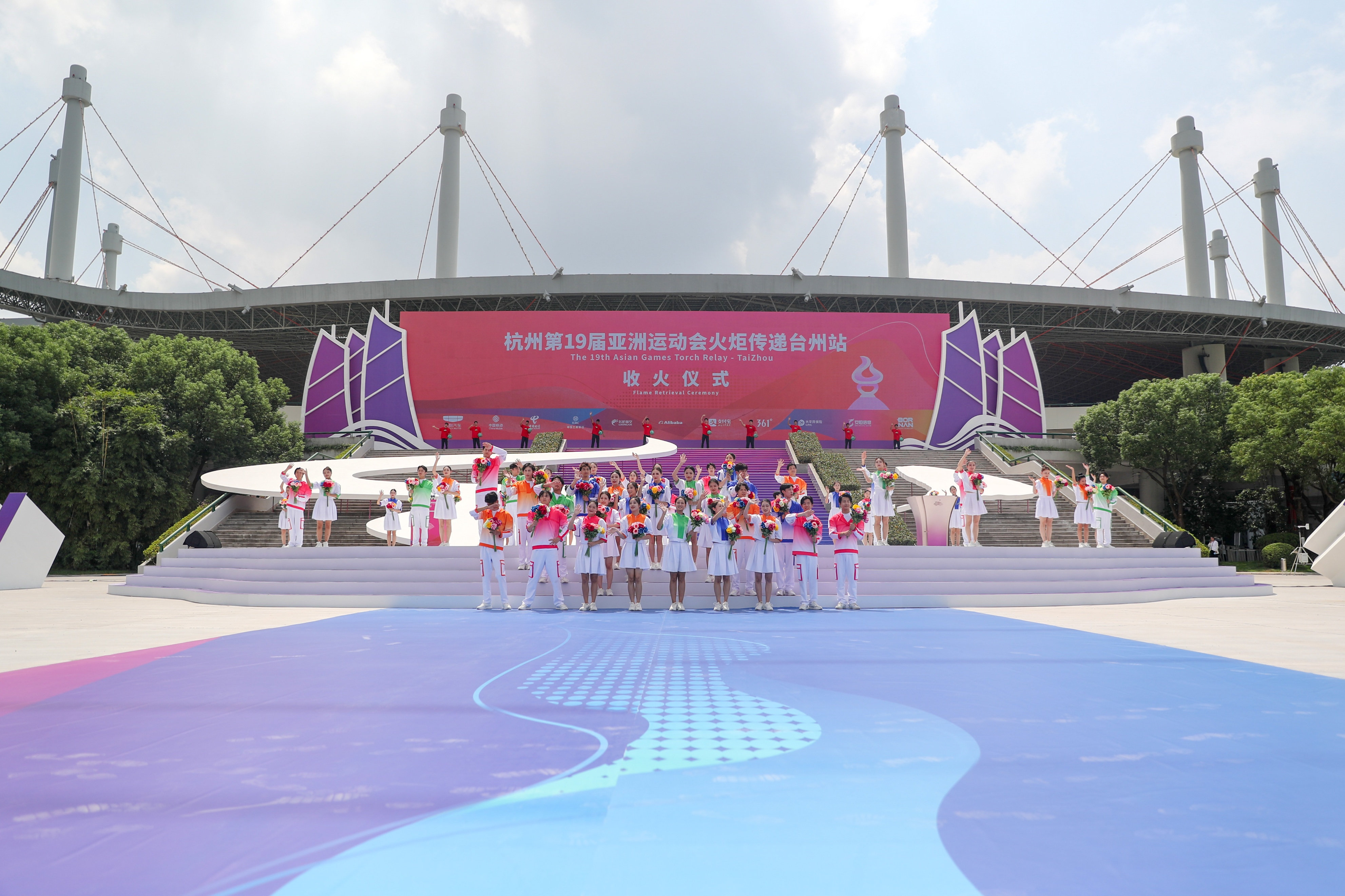 标榜荣光|标榜公司创始人邹尚宏是杭州亚运火炬手！