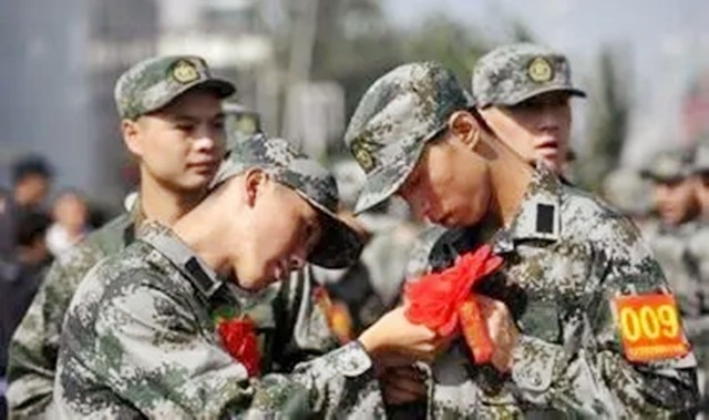 三胞胎兄弟不靠颜值靠实力：原来学舞蹈，现在成了军营男子汉