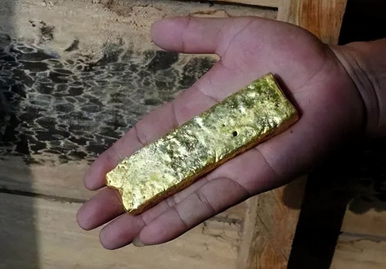 广西“上林帮”非洲淘金记：为钱殊死搏斗，常备200克金子保命