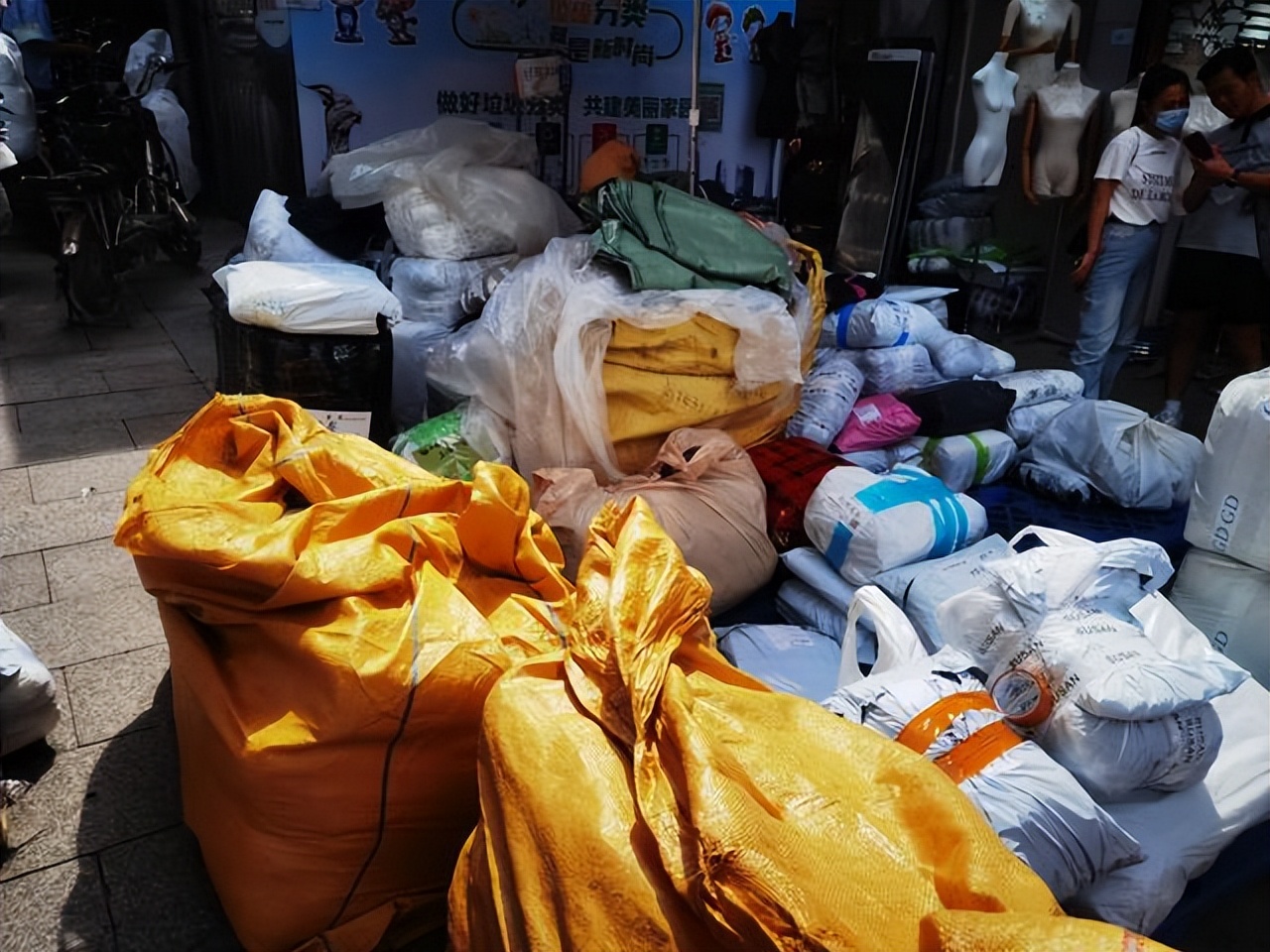 广州地铁站附近服装,广州服装王国