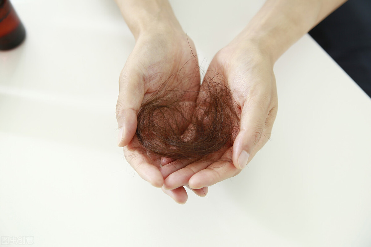 什么是“男性型脱发”?除了烟酒,还有7大原因“威胁”男性脱发