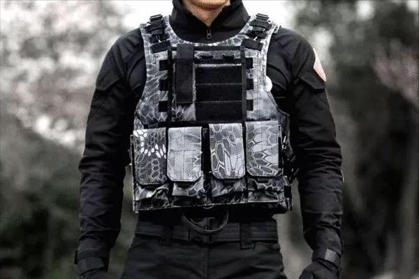 成英军护身符，让美军自费抢购，中国防弹衣凭啥能占全球70%市场