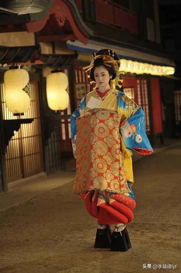 日本女孩走路都是内八吗,日本女生为什么内八走路的多