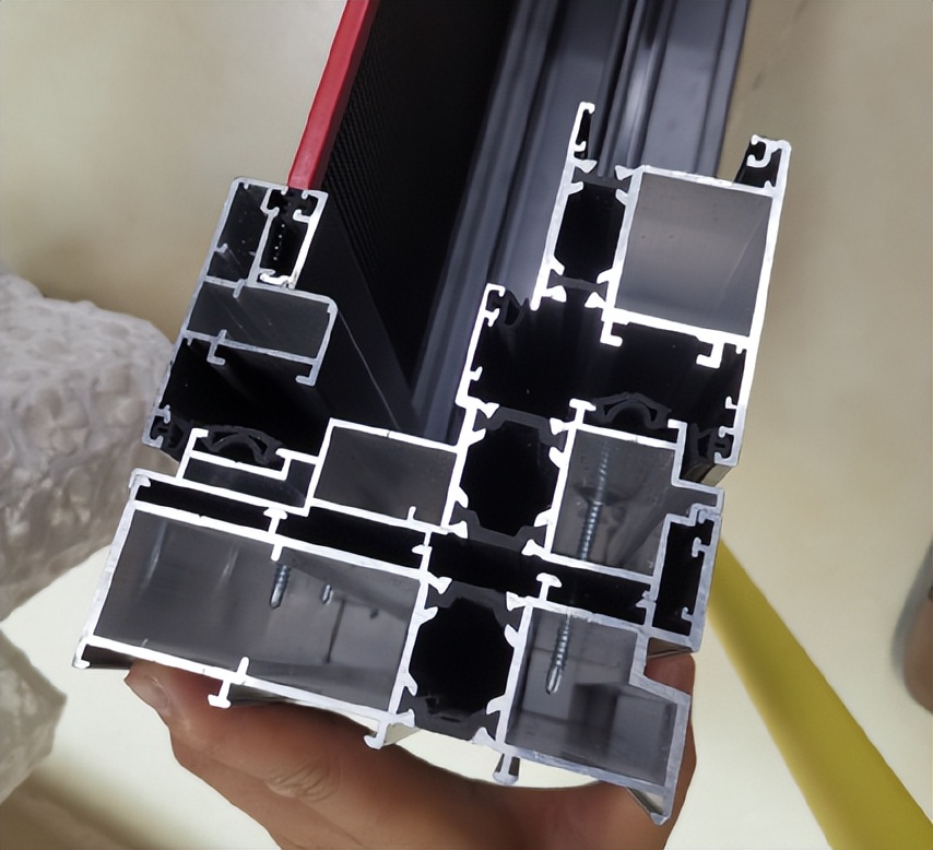 实拍断桥铝加工厂,断桥铝工厂现场实拍