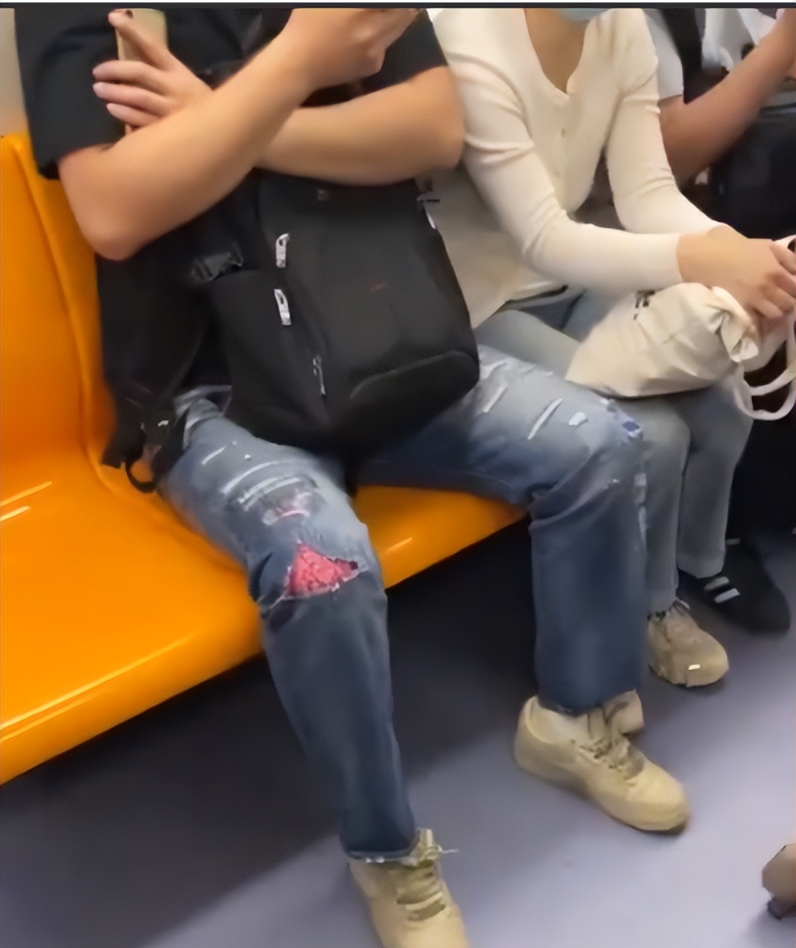 老人地铁不让玩手机,老人坐地铁不让旁人玩手机