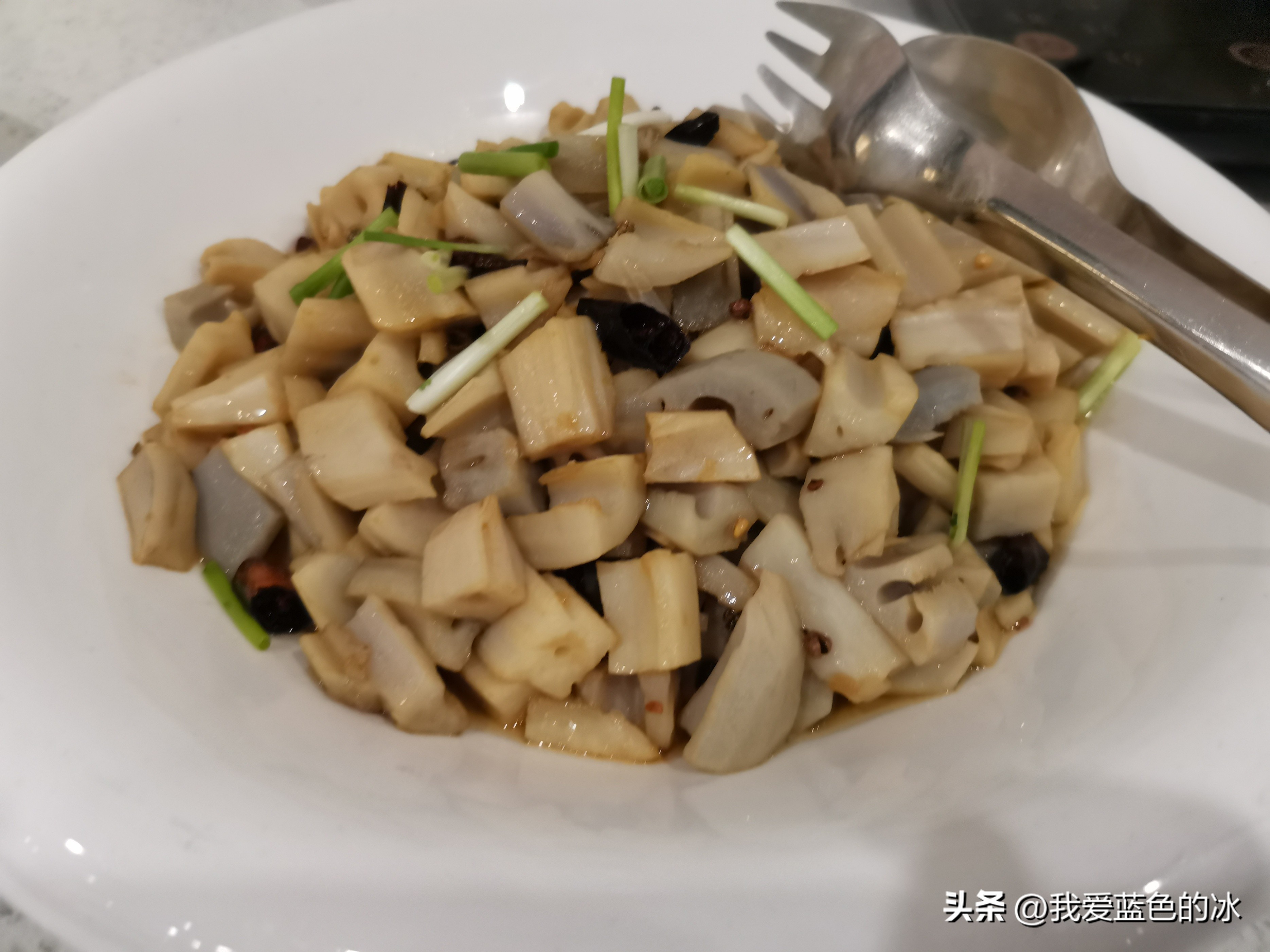 在遵义的第二天早餐，有多少人认识这个罐子里的绿色渣渣是什么？