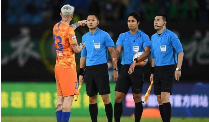 璇″紓瓒冲潧,榛勫仴缈斿瓒崇悆鎻愬嚭涓変釜闂