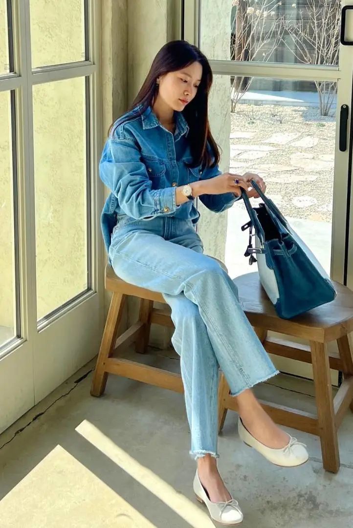 直筒牛仔裤小白鞋穿搭,小白鞋牛仔裤秋冬穿搭图片