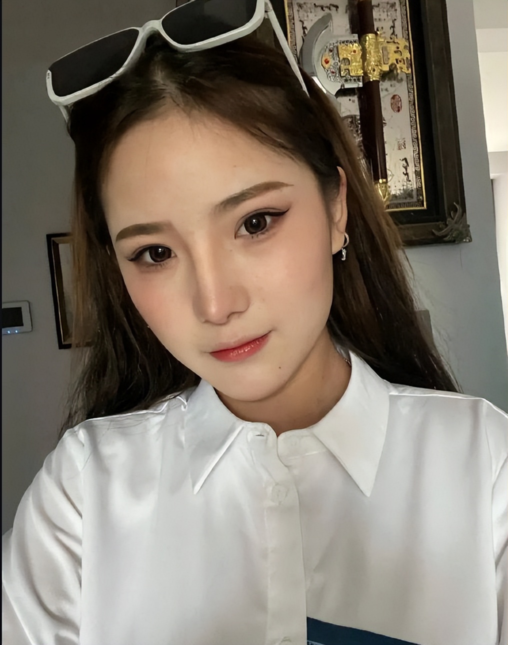 牌牌琦现状在哪,牌牌琦站在库里南上的照片