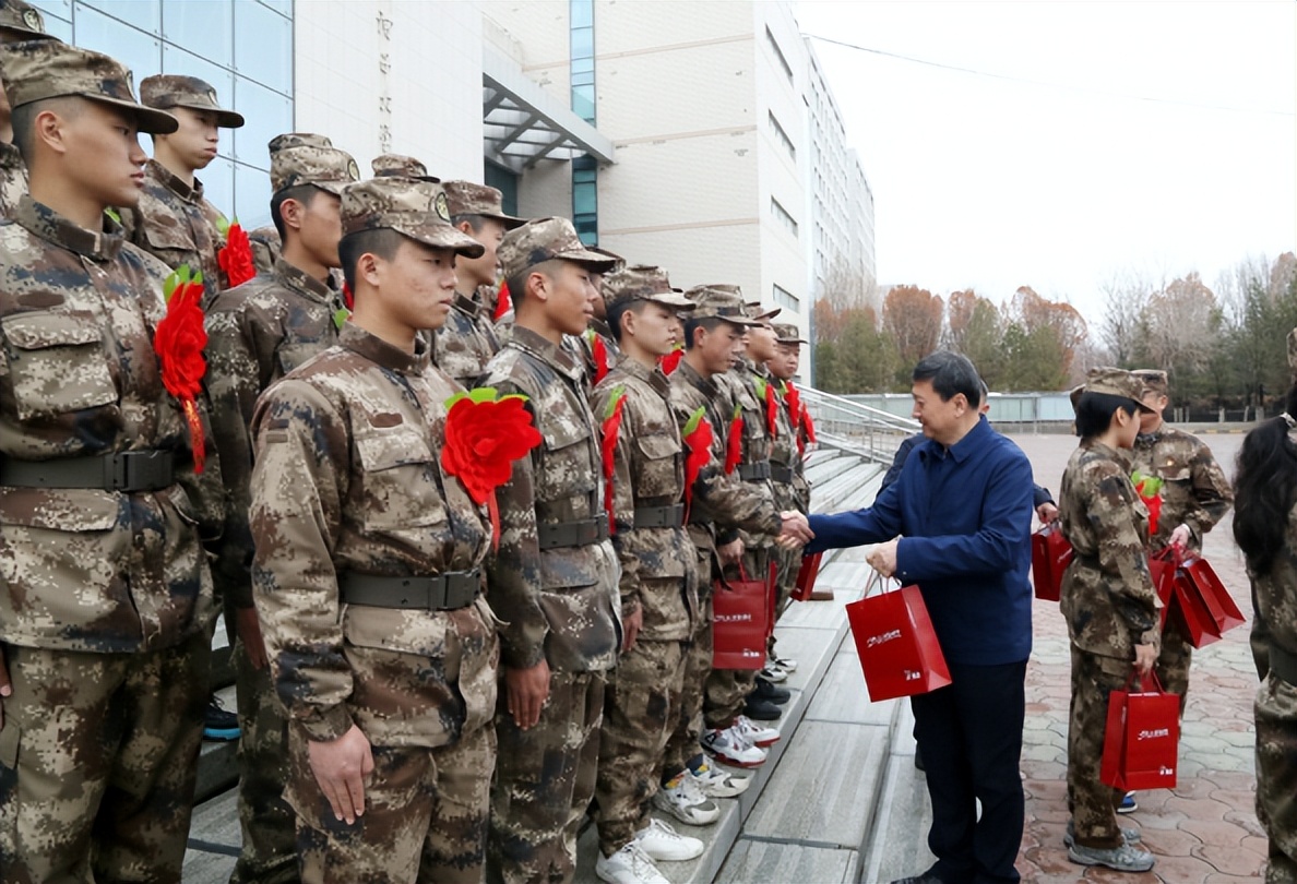 2022年“参军”要满足啥条件？身高标准进行调整，专科生喜从天降