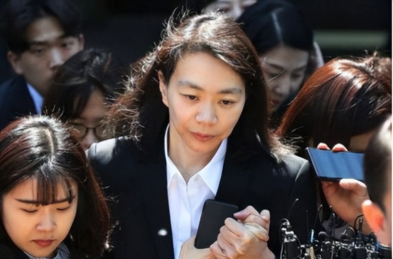 韩国财阀家族，姐姐逼停飞机妹妹水泼员工，原来和母亲息息相关