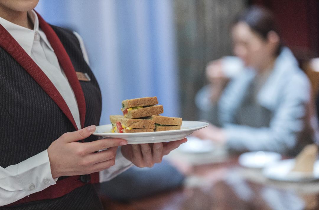 麦当劳招全职服务员要什么学历,麦当劳招聘十六岁以上的短期工吗