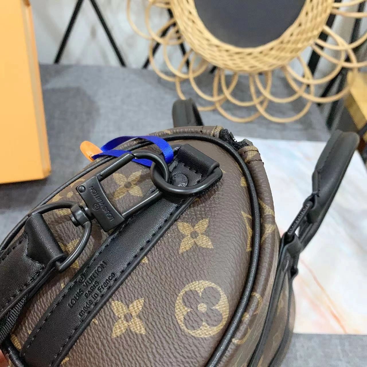 今年流行的lv圆枕头包,2022最火的枕头包图片