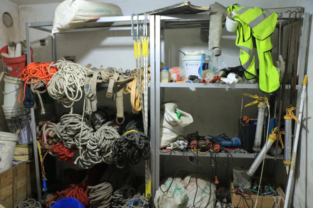 武林高手成为“蜘蛛人”：一根绳吊在500米高空，遇鬼风瞬间被甩出10米，曾从7米高摔下靠武功化险为夷