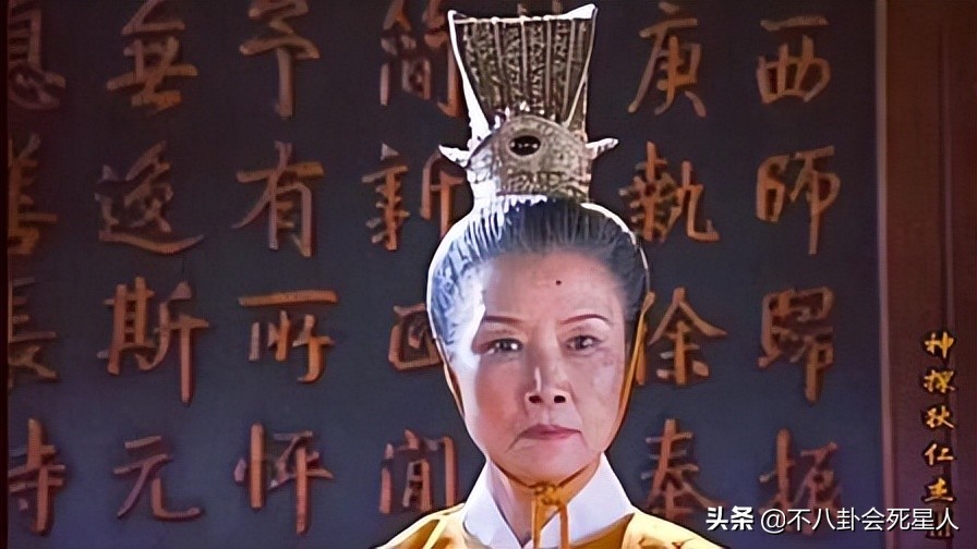 不同女明星走红毯的视频,不同时期的女明星走红毯