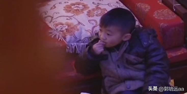 一小伙卖树叶一天挣12000,贵州女子巧用树叶赚大钱