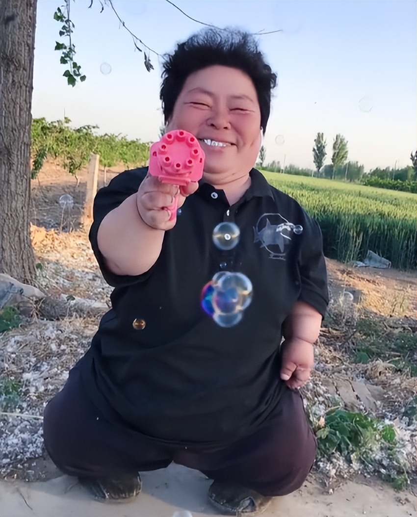 侏儒网红李会娟穿婚纱,侏儒症李会娟抖音