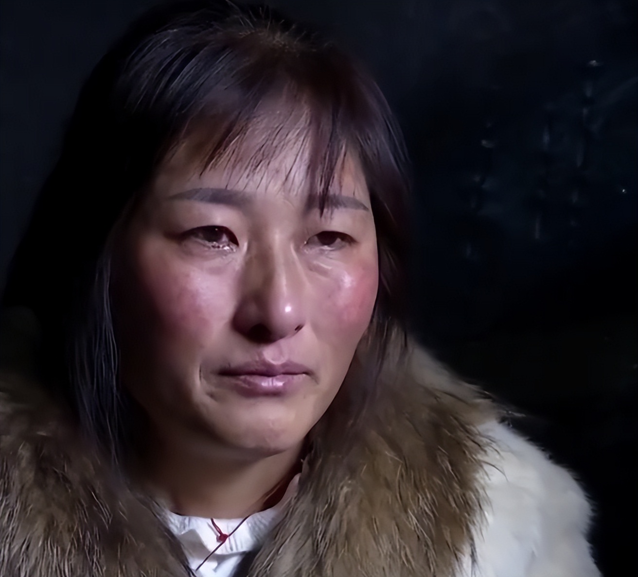 藏族女孩19岁跟男友私奔，因没身份证，遭家暴后等了20年才回到家