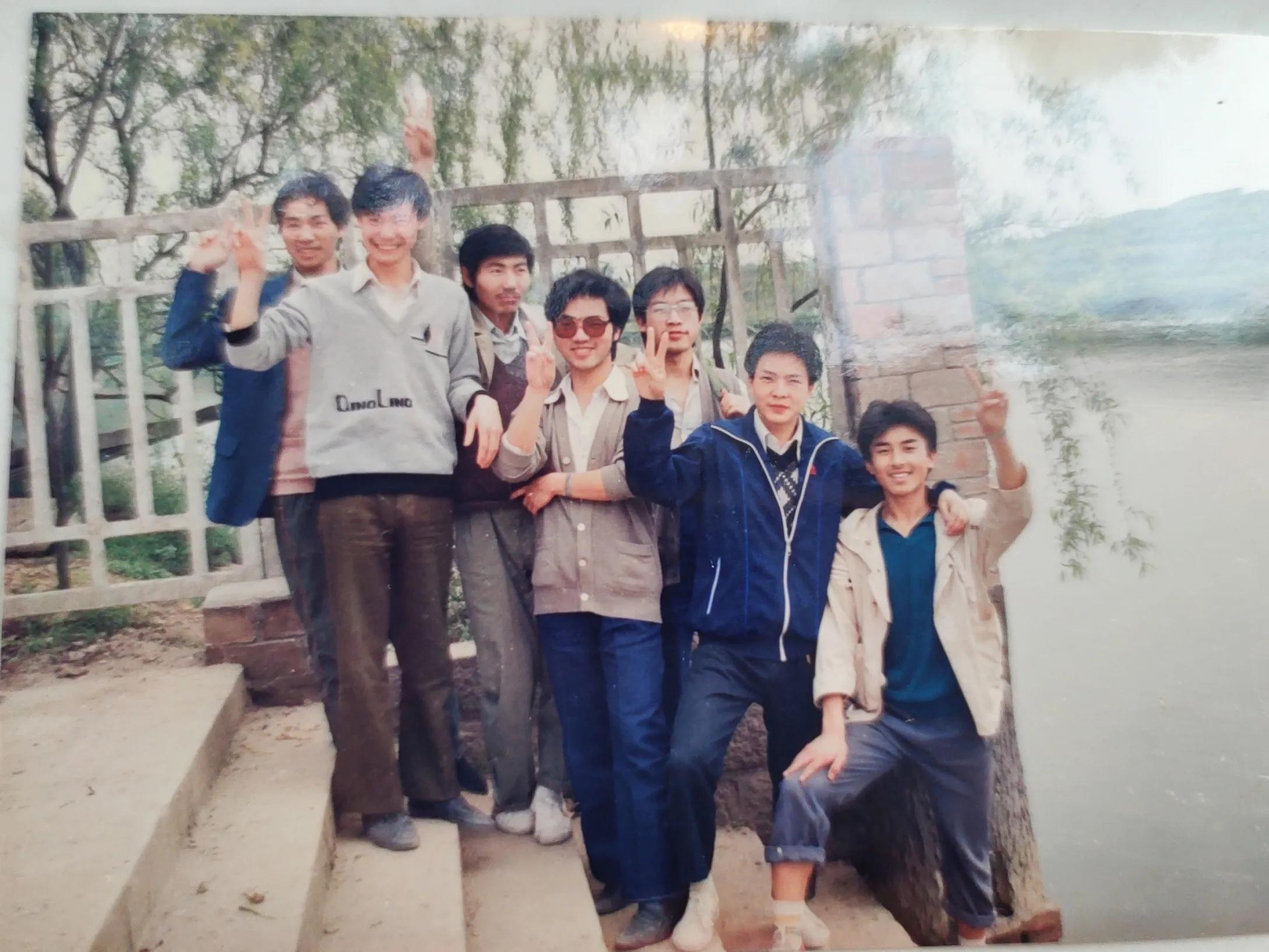 追忆同学旧情诗句,追忆同学情的七律诗