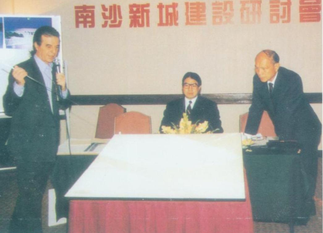 灵柩覆盖*旗国**，荣受国葬仪式的港人企业家，霍英东的一生，不一般