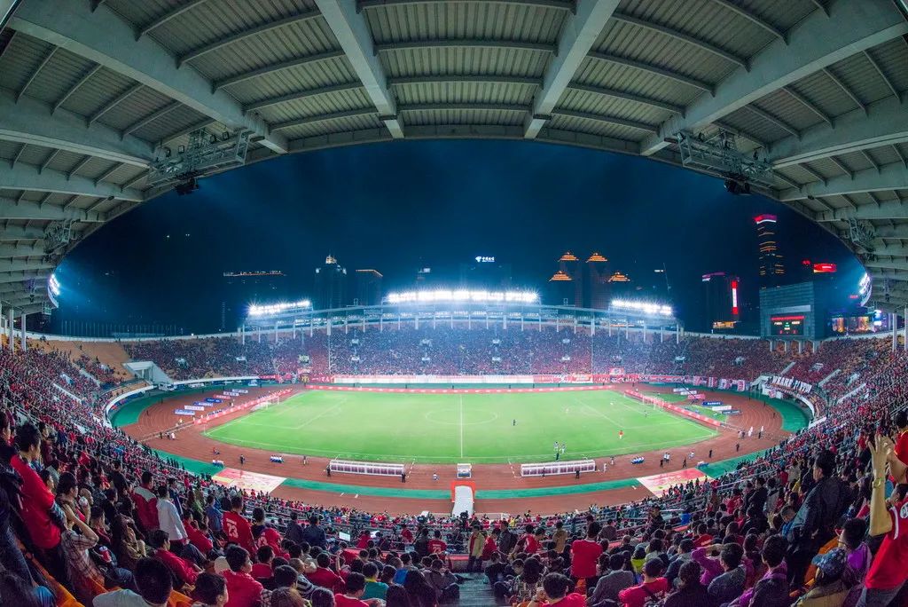 足球场天亮了,天亮了中央民族大学