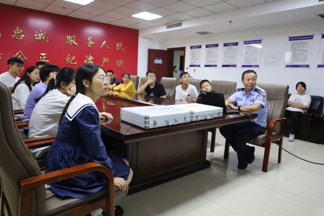 新县公安“走进警营筑梦启航”民辅警子女升学祝捷活动举行