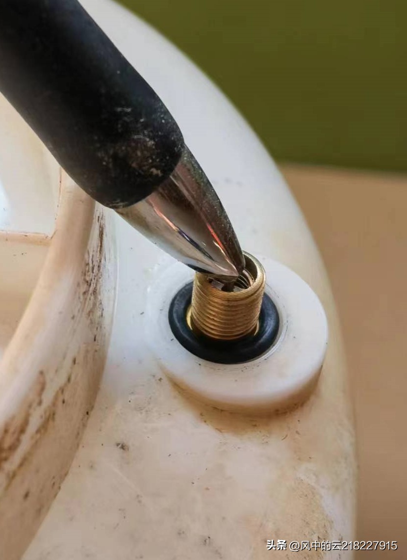 净水机储水罐的水能放出来吗,怎样把净水器储水罐里的水放掉