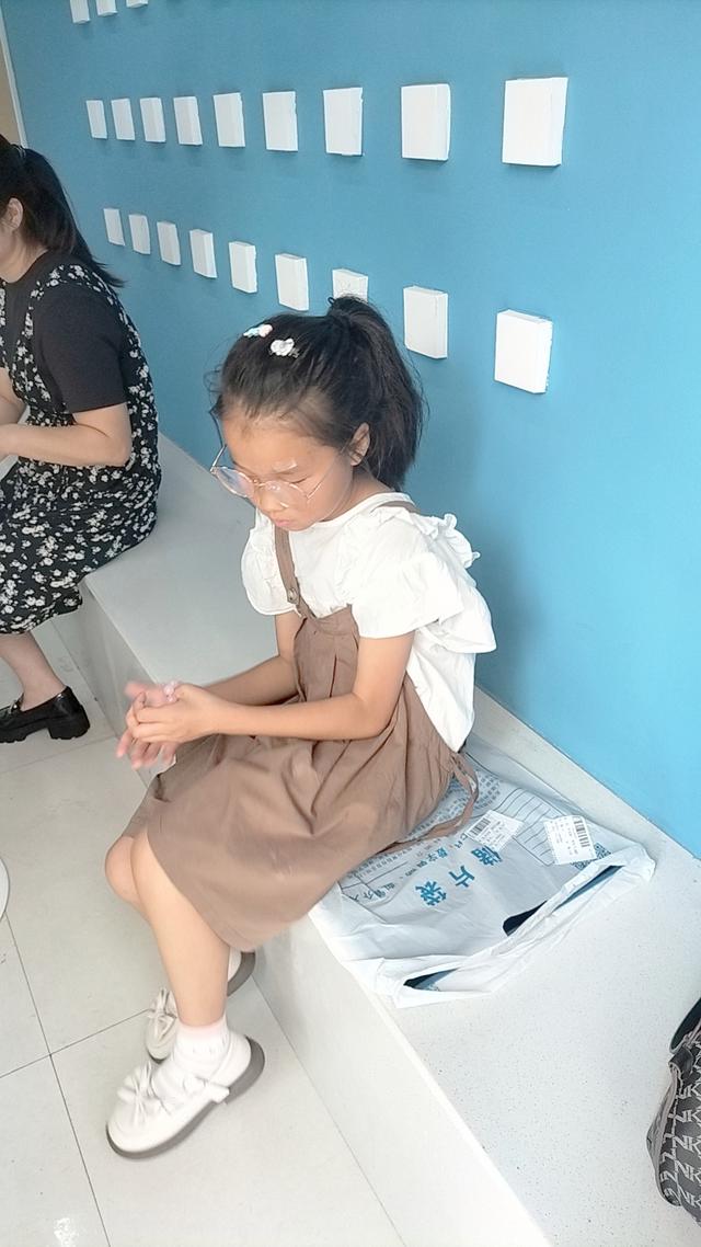 8岁女童被弹弓射伤失明23日,8岁女童被弹弓射伤失明母亲