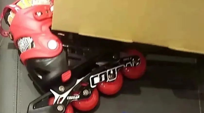 轮滑小女孩风火轮比赛进行时,原创空中滑步