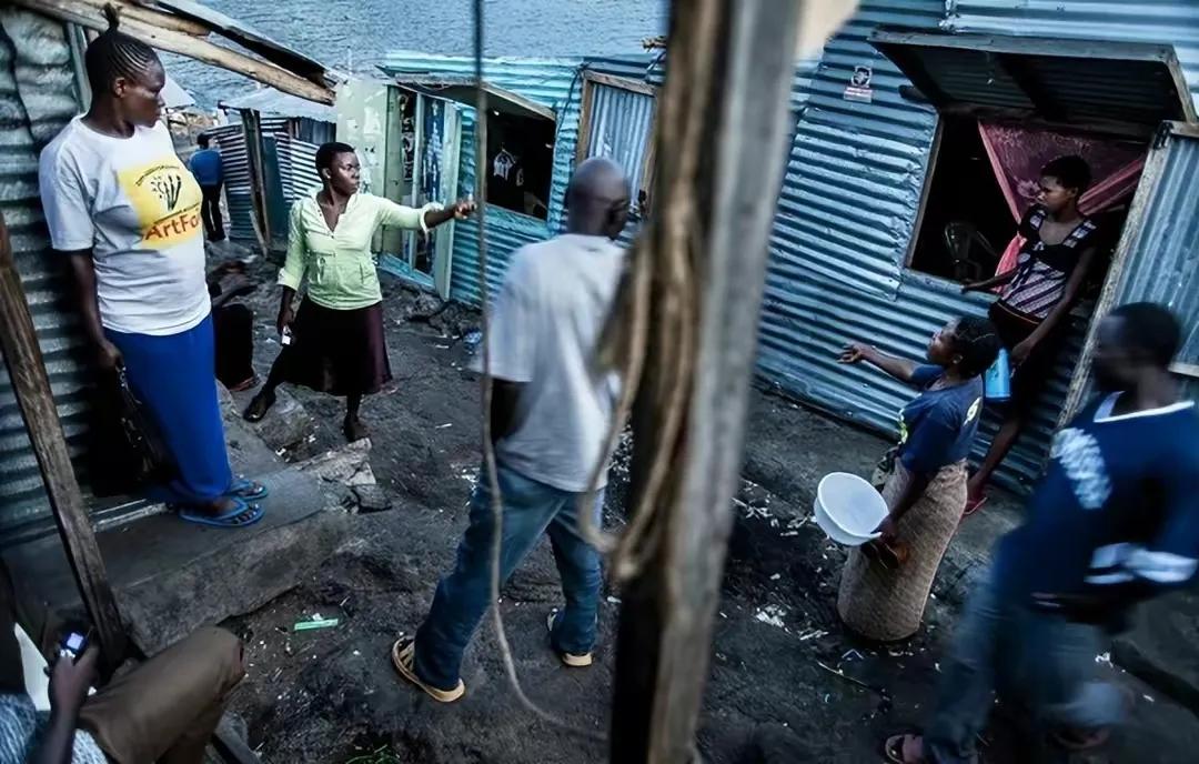还没足球场大的非洲小岛，住了1000个居民，其他人还拼命往这里挤