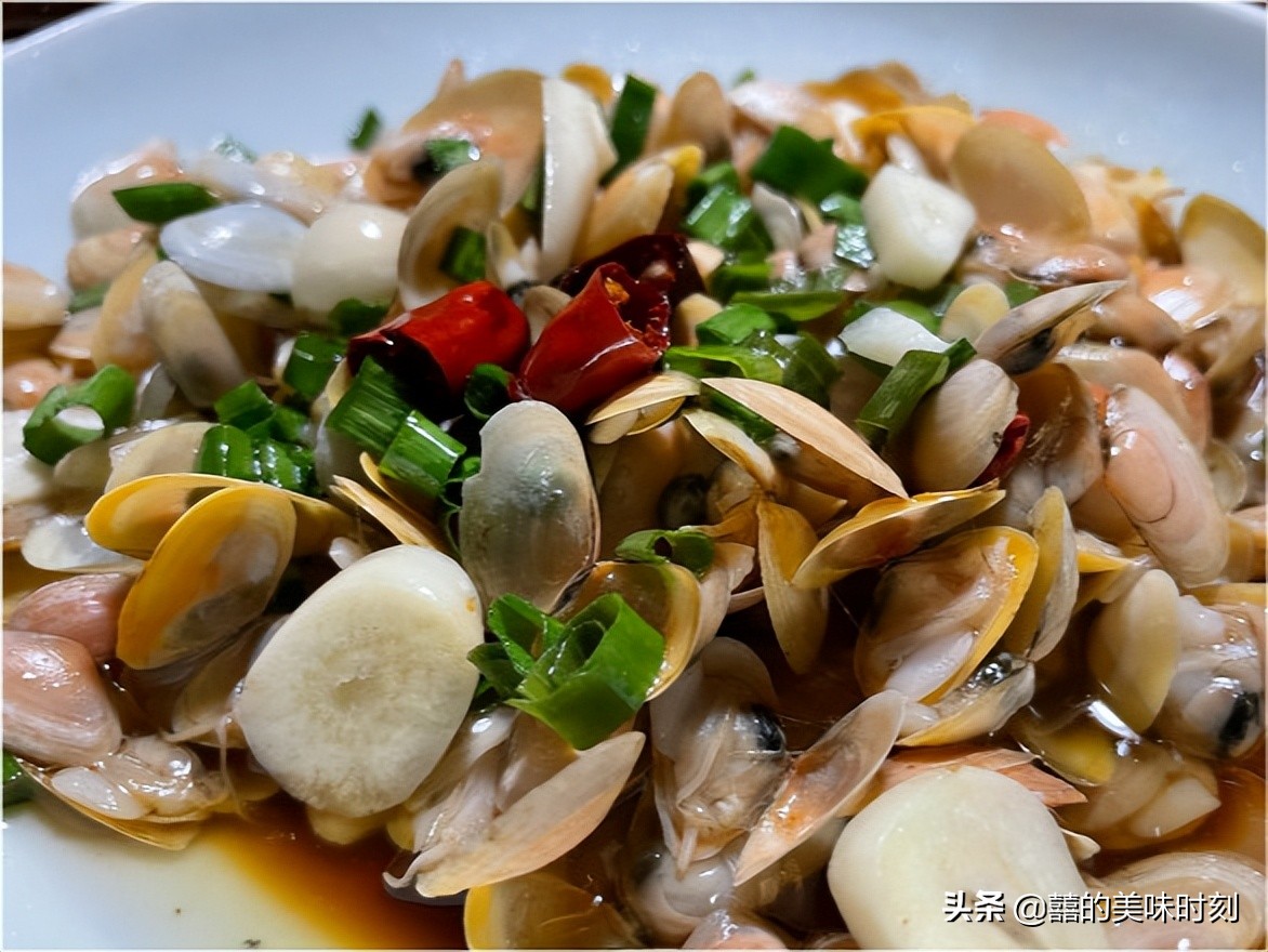 浙江大哥请客吃饭，点了12个菜却被朋友吐槽不已，网友：不识货