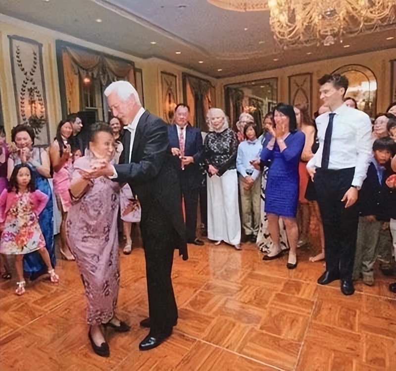 华人富豪捐了300亿给美国,爱国人士捐款一千万