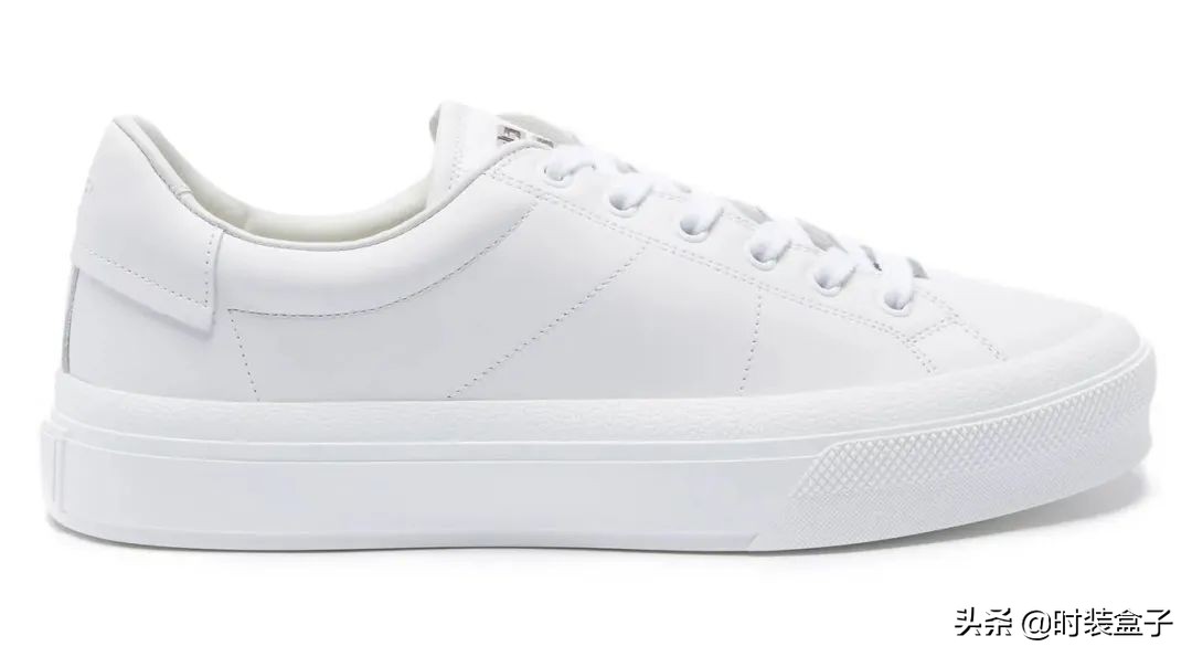 小白鞋是这几年的必备时尚单品,小白鞋时尚鞋