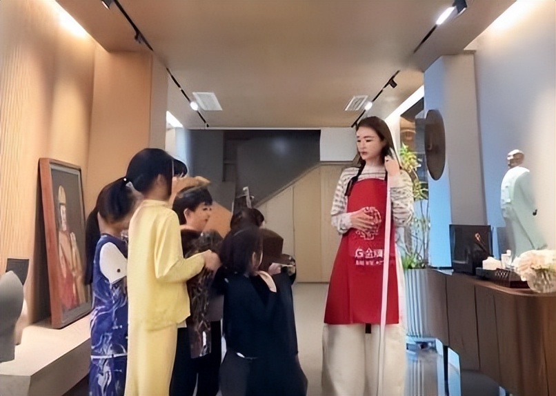 6个孩子每人配一个保姆，这位宝妈好奢侈，嫁亿万富豪住千平豪宅