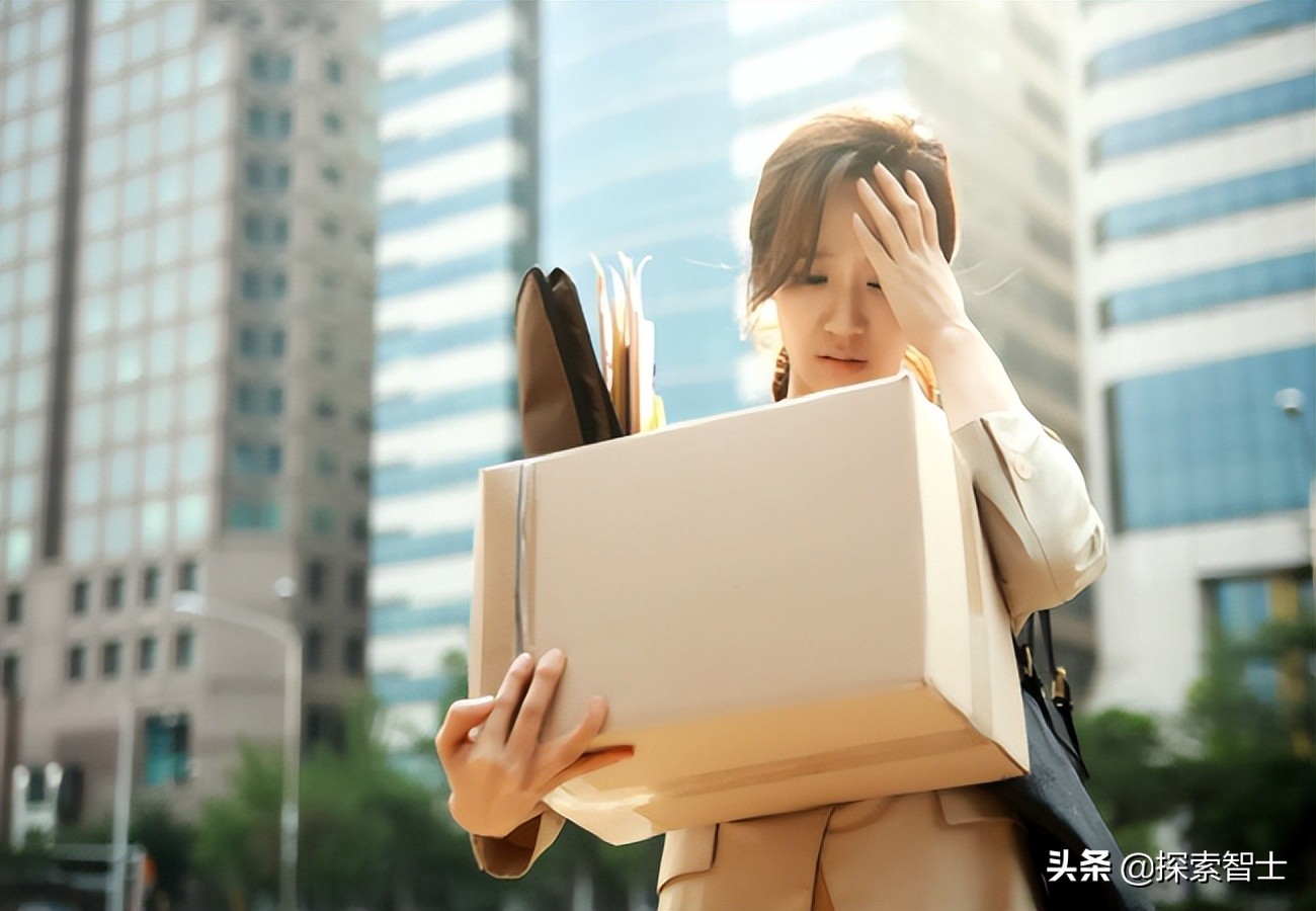 美国女白领20年不买内衣，厕纸晒干重复用，吃的全靠捡，纽约买房