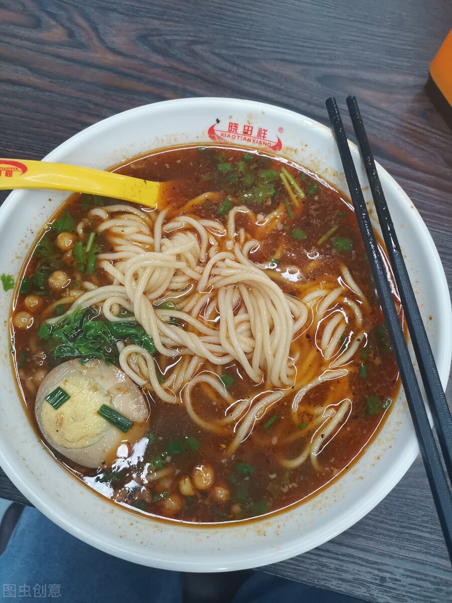 摆摊卖5元一碗面,摆摊卖老碗面