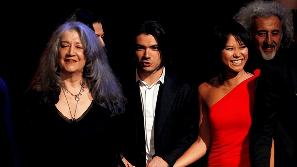 她穿紧身超短裙被骂18禁，手指狂飙4小时后，却让指挥家当场跪拜