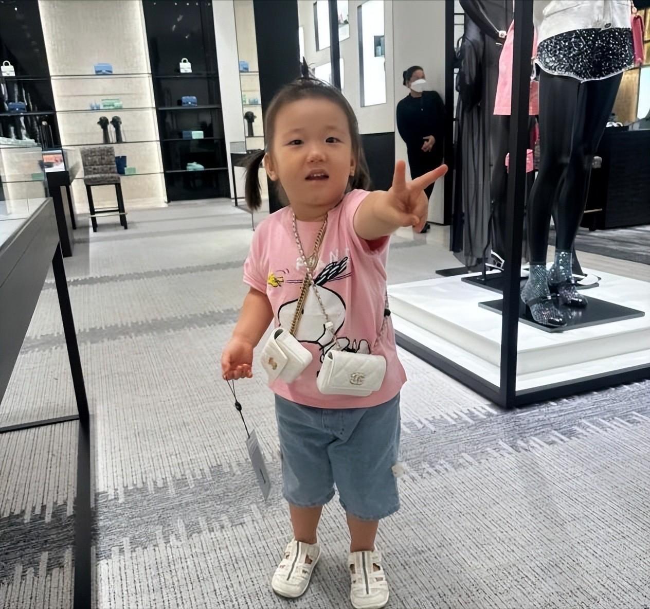 我，32岁奶爸，独自在非洲带娃创业，为了孩子安全，每天带俩警察